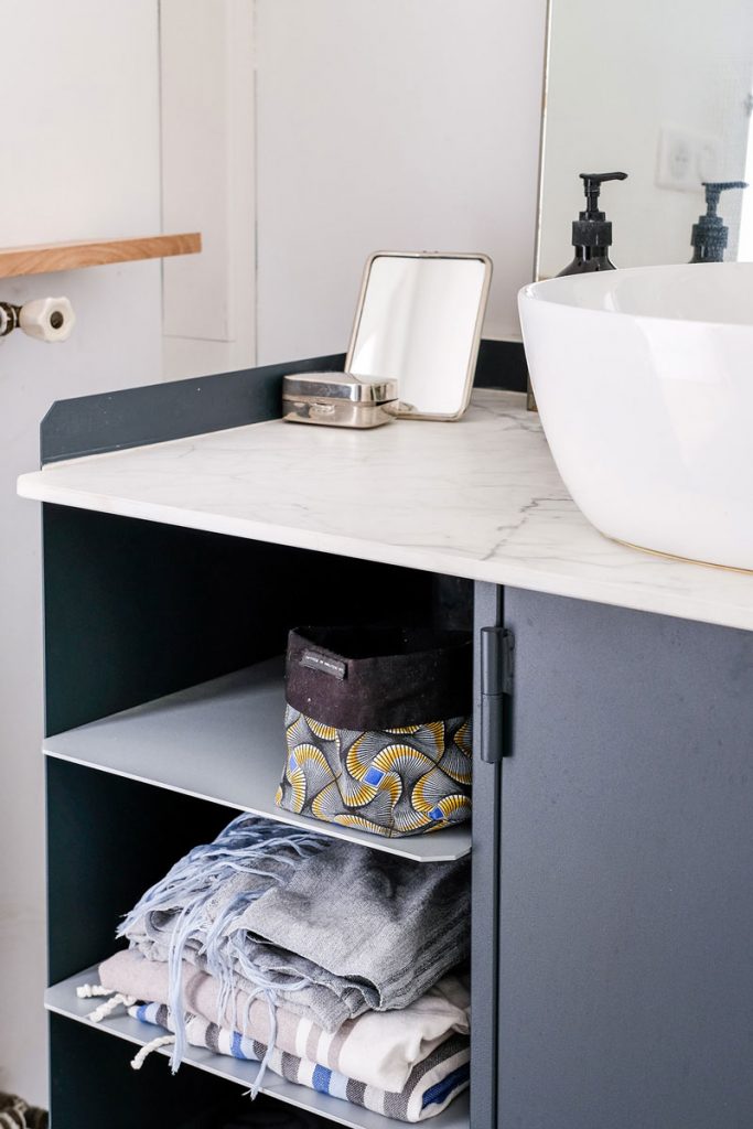 Meuble salle de bain en métal sur mesure